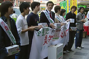 03年5月　第66回あしなが学生募金で学生と河内長野のお母さんたちと